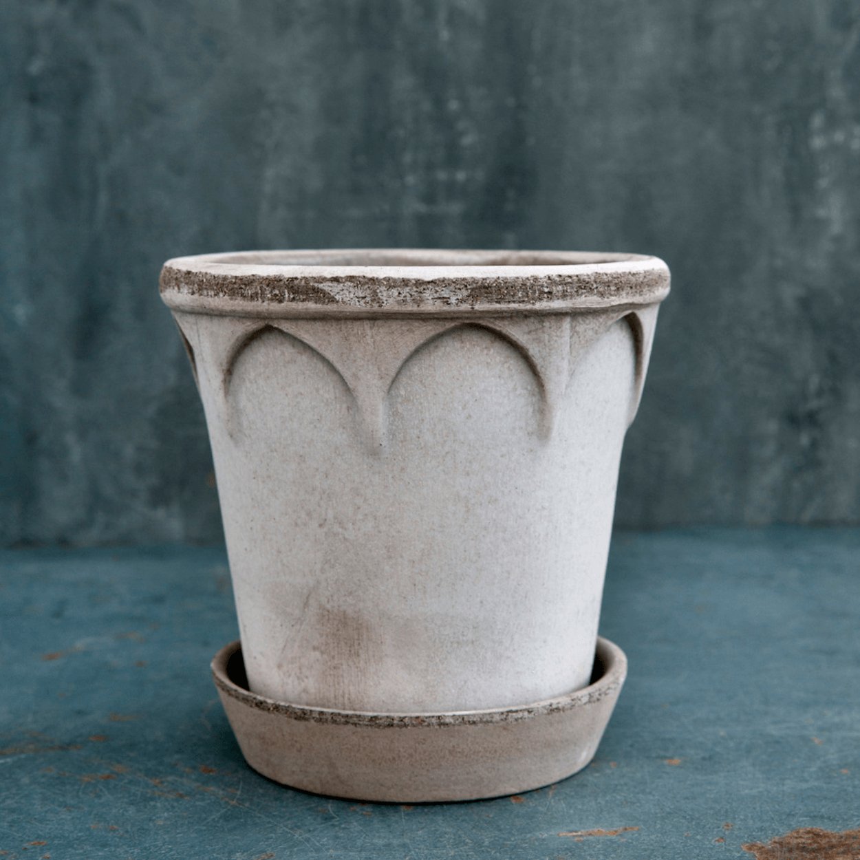 berg potter elizabeth plant pot with blue distressed background